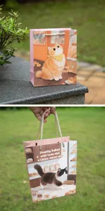 Vue détaillée du sac cadeau en papier avec motif de chat mignon, idéal pour cadeaux.
