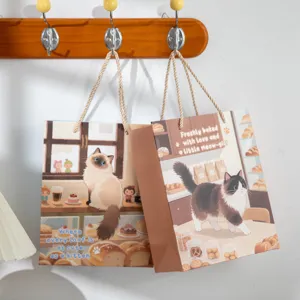 Joli sac cadeau en papier avec chat mignon, emballage parfait pour anniversaire fete.
