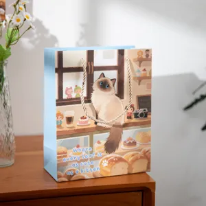 Sac cadeau en papier motif chat mignon avec illustration de boulangerie pour anniversaire.