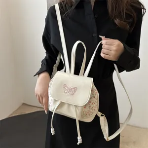Zaino donna mini chic con ricamo farfalla e dettagli floreali. Ideale per uso casual quotidiano.