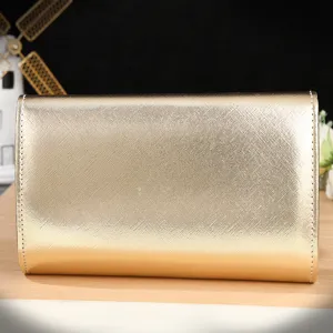 Sac pochette de soirée enveloppe texturé doré, sac bandoulière élégant pour fête mariage.