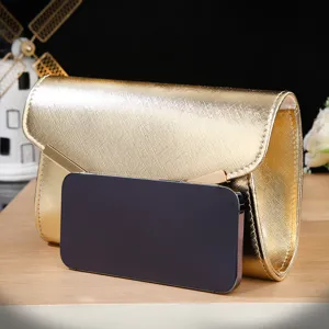 Sac pochette de soirée enveloppe métallique dorée, élégant sac de mariage, vue détaillée.