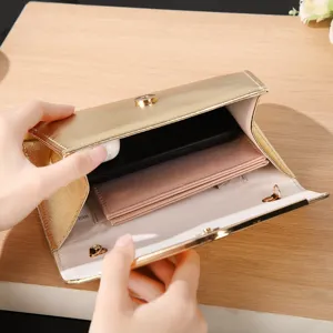 Dossier intérieur de pochette de soirée enveloppe métallique dorée montrant une grande capacité.