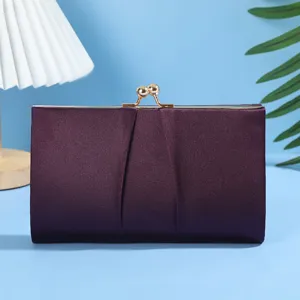 Élégante pochette de soirée en satin violet avec fermoir doré pour femmes fêtes de bal de promo.