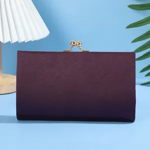 Élégante pochette de soirée en satin violet avec fermoir doré pour femmes fêtes et bals.