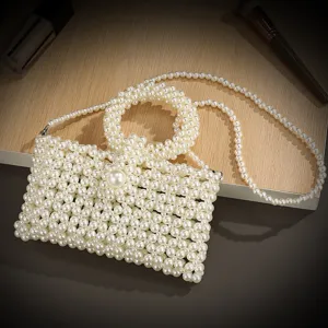 Borsa di perle fatta a mano con manico tondo ed elegante catena da spalla vista di dettaglio.
