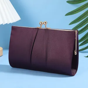 Élégante pochette de soirée en satin violet avec fermoir doré pour fêtes et bals.