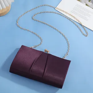 Élégante pochette de soirée en satin violet avec chaîne dorée et fermoir pour les fêtes.