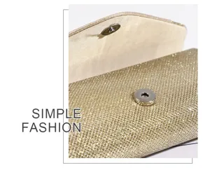 Dettaglio elegante di borsa da sera dorata glitterata con chiusura magnetica per matrimoni.