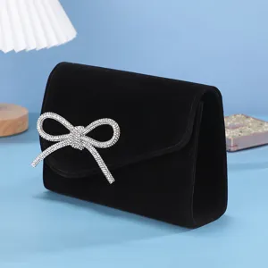 Schwarze Samt-Abendtasche mit funkelnder Strass-Schleife für stilvolle elegante Anlässe.