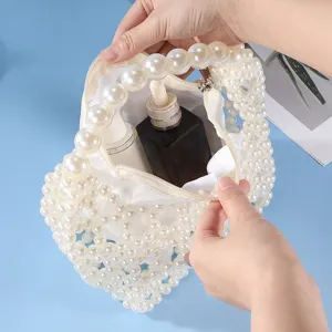 Primo piano dell'interno della borsa cosmetica di perle con fodera e manico elegante.