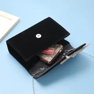 Elegante schwarze Samt Abendtasche mit funkelnder Strass Schleife und Metallkette.