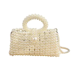 Borsa a tracolla chic fatta a mano in perle con manico rotondo e stile elegante.