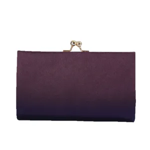 Élégante pochette de soirée en satin violet avec fermoir doré pour fêtes et mariages.