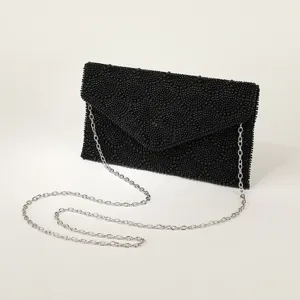 Borsa da sera nera con perline e catena argentata elegante, perfetta per le feste.