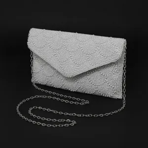 Elegante borsa da sera di perle con tracolla a catena per abito da festa da donna.
