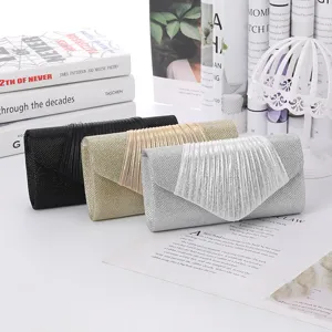 Elegante borsa da sera glitterata con patta plissettata, perfetta per matrimoni ed eventi.