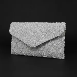 Elegante pochette da sera bianca di perle con raffinato motivo a ventaglio per eventi.