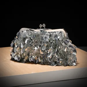 Vista dettagliata di una splendida borsa a pochette argentata con paillettes e chiusura metallica.