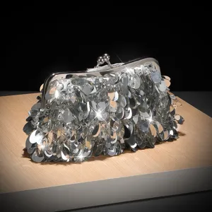 Borsa a clutch da sera in paillettes argentate con chiusura a bacio metallica e dettagli