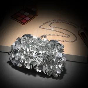 Dettaglio pochette da sera in paillettes argento, con paillette brillanti e catena.