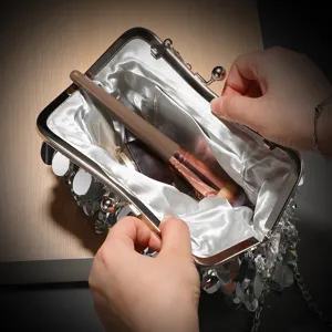 Primo piano dettagliato della fodera interna e della capacità della pochette da sera.