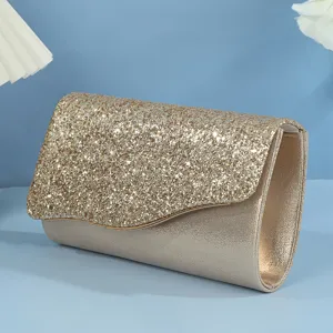 Vista dettagliata della borsa da sera dorata brillante, texture glitter per festa.