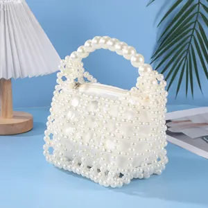 Vista dettagliata della borsa da sera elegante con perle finte, borsa chic da sposa.