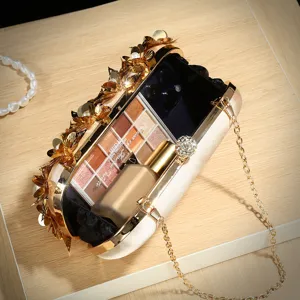 Handgemaakte kralen verloop bloem avondtas pochette, elegante gouden ketting en strass sluiting.