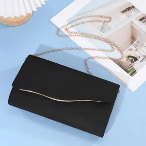 Borsa da sera nera in camoscio con catena dorata elegante e dettaglio metallico ondulato per festa.