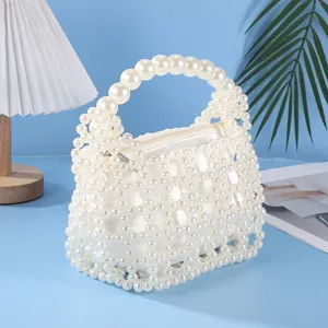 Borsa a mano con perle fatta a mano, vista dettaglio, elegante pochette da sera chic.
