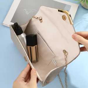 Borsa da sera brillante con glitter, tracolla a catena e chiusura in metallo elegante