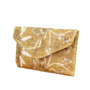 Elegante bolso de noche dorado con cuentas y lentejuelas brillantes para fiestas y vestidos.