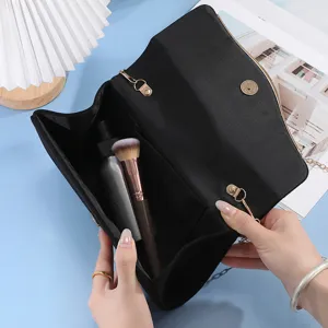 Borsa da sera in velluto nero da donna, elegante pochette da festa con catena e chiusura magnetica.