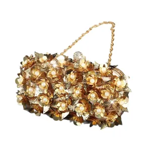 Elegante gouden metalen bloem avondtas clutch tas met parels en ketting voor dames.