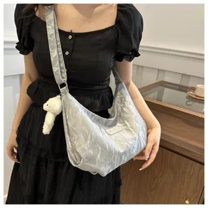 Bolso de hombro arrugado plateado elegante para mujer, bolso hobo casual de gran capacidad.