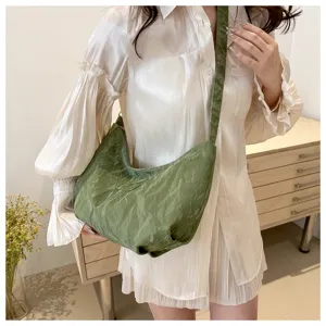 Vista detallada del bolso de hombro verde arrugado de moda, diseño flexible estilo hobo.