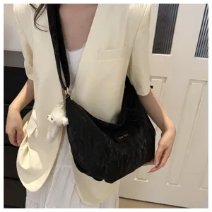 Bolso de hombro negro casual para mujer, bolso tote grande de diario con colgante de osito.