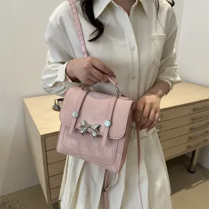 Borsa a tracolla rosa alla moda per donna, elegante borsa a mano per uso quotidiano.