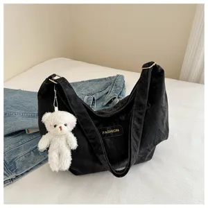 Bolso de hombro negro informal para mujer, bolso tote grande con bonito llavero de oso.