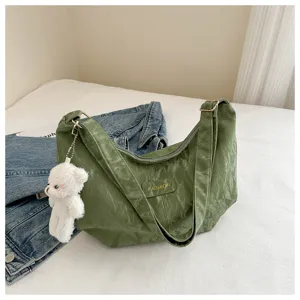 Bolso de hombro flexible verde para mujer, gran bolso tote arrugado con bonito osito colgante.