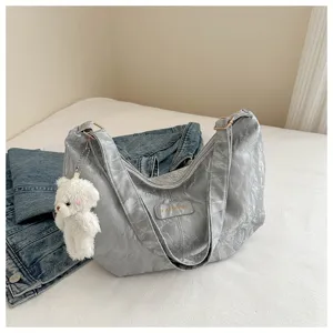 2024 nuevo bolso de hombro plateado de moda gran capacidad tote casual con colgante de oso.