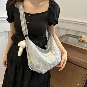 Bolso de hombro hobo plateado casual para mujer, bolso tote grande elegante con colgante peluche.
