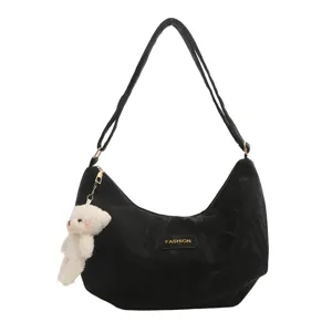 Bolso de hombro negro para mujer con colgante de osito de peluche y insignia de moda para diario.