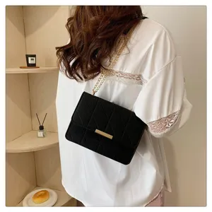 Bolso bandolera negro de fieltro acolchado con cadena dorada, elegante bolso pequeño.