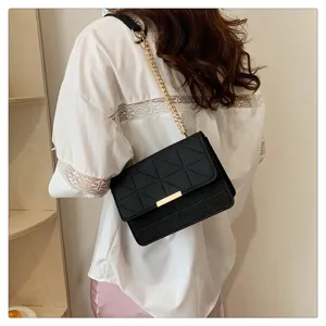 Vista detallada de un elegante bolso bandolera negro de fieltro con cadena dorada para mujer.