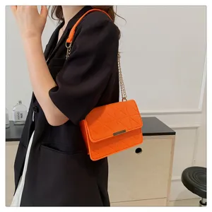 Detalle bolso de hombro de fieltro naranja, elegante bolso cruzado cuadrado casual.