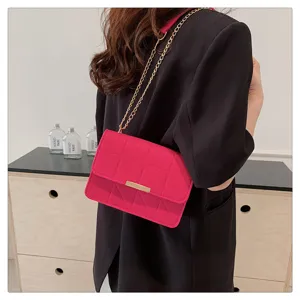 Bolso bandolera acolchado rosa con cadena para mujer, pequeño bolso cuadrado casual y elegante.