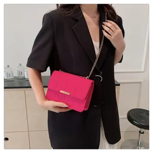 Bolso bandolera acolchado rosa para mujer, pequeño bolso cuadrado elegante con cadena dorada.