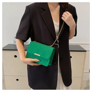 Bolso cruzado verde acolchado con cadena, elegante bolso cuadrado pequeño para mujer uso diario.